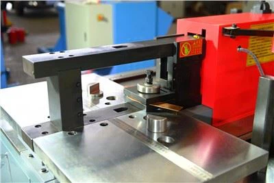Pokyny pre ohýbaciu časť CNC elektro-hydraulického numerického riadiaceho stroja na spracovanie medených a hliníkových prípojníc.